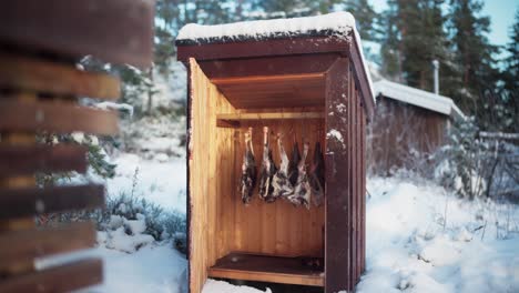 Kalträuchern---Räucherei-Mit-Hirschfleisch-Am-Haken