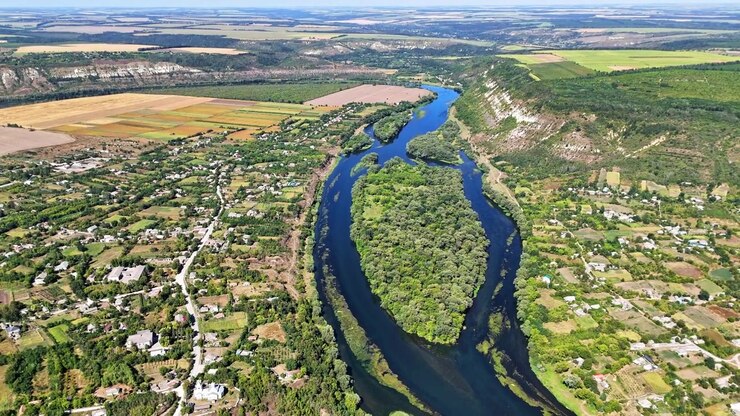 Vista aerea ad alta quota con drone del fiume Dnestr che serpeggia tra giardini, campi e scogliere di calcare bianco, Fiume Dnestr, Moldavia
