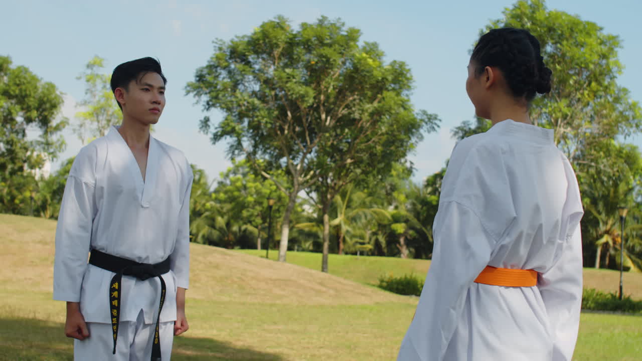 V1-0029_2023.12.14 DI Trung Crossmedia People practising taekwondo00000000.mov