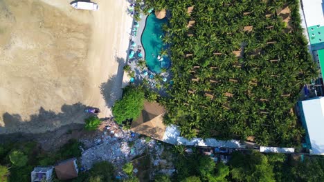 Turquoise-water-surrounding-tropical-island-with-lush-green-vegetation-in-thailand