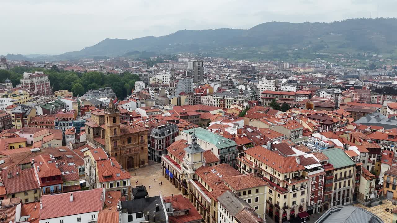 Panoramique aérien par drone du centre-ville d'Oviedo, Espagne, séquences drone, aériennes 4K.