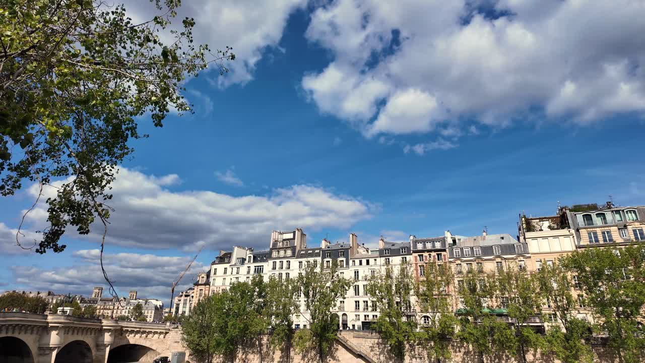 Những tòa nhà Paris tuyệt đẹp và sông Seine dưới bầu trời nắng