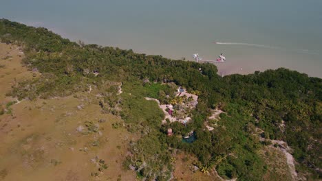 imágenes de drones de 4k de una casa a lo largo de la costa