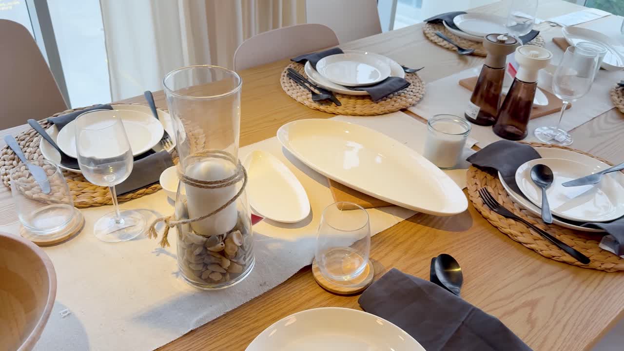 mesa muy bien arreglada con artículos esenciales para comer