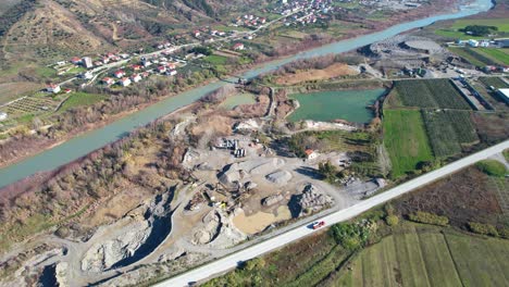 Zerstörte-Ufer-Des-Flusses-Shkumbini-Durch-Den-Sandabbau-In-Einem-Großen-Industriesteinbruch-In-Albanien