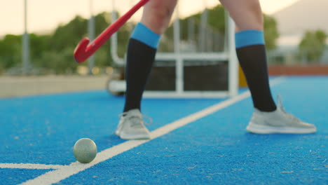 nahaufnahme eines sportlichen jungen teenager-hockeyspielers