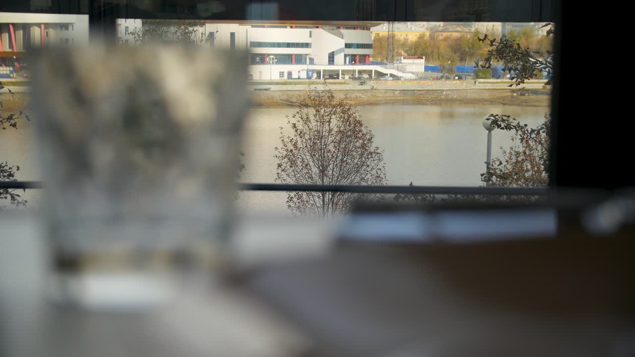 유리창으로 된 식당 전망