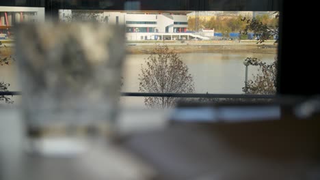 vista del restaurante con un vidrio