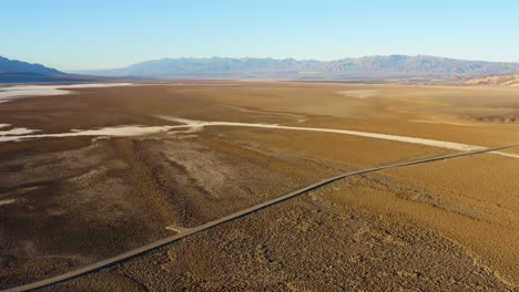 vista de pájaro de la carretera en medio del terreno áspero del parque nacional del valle de la muerte