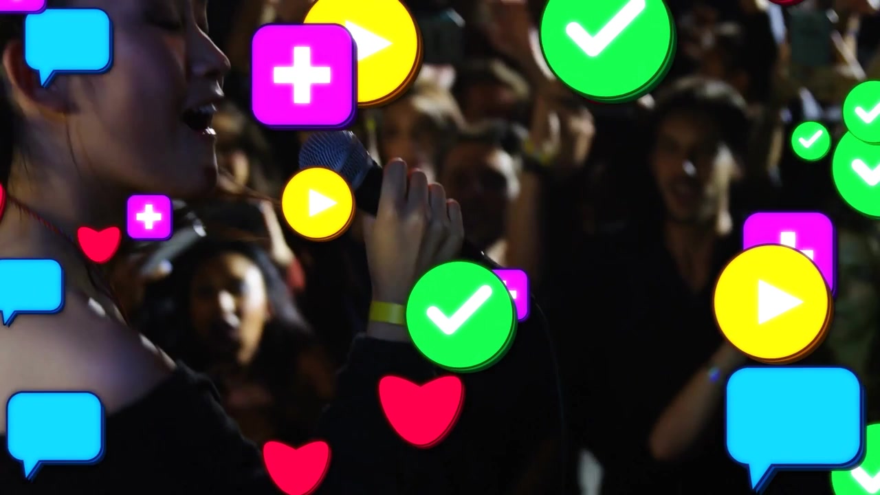 Cantora se apresentando com microfone em show, fãs filmando com celulares fazendo com que ícones inundem o palco