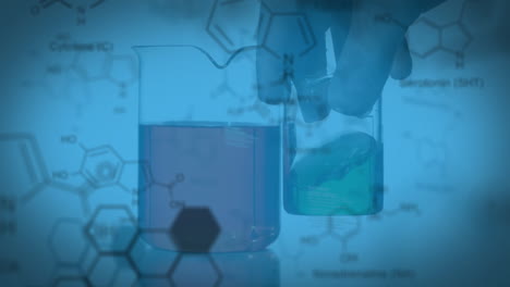 Animation-Von-Molekülstrukturen-über-Einer-Abgeschnittenen-Hand,-Die-Eine-Chemikalie-In-Einem-Laborkolben-Schwenkt