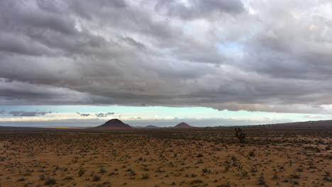 nubes dramáticas sobre el desierto de mojave después de un sobrevuelo aéreo fuera de temporada