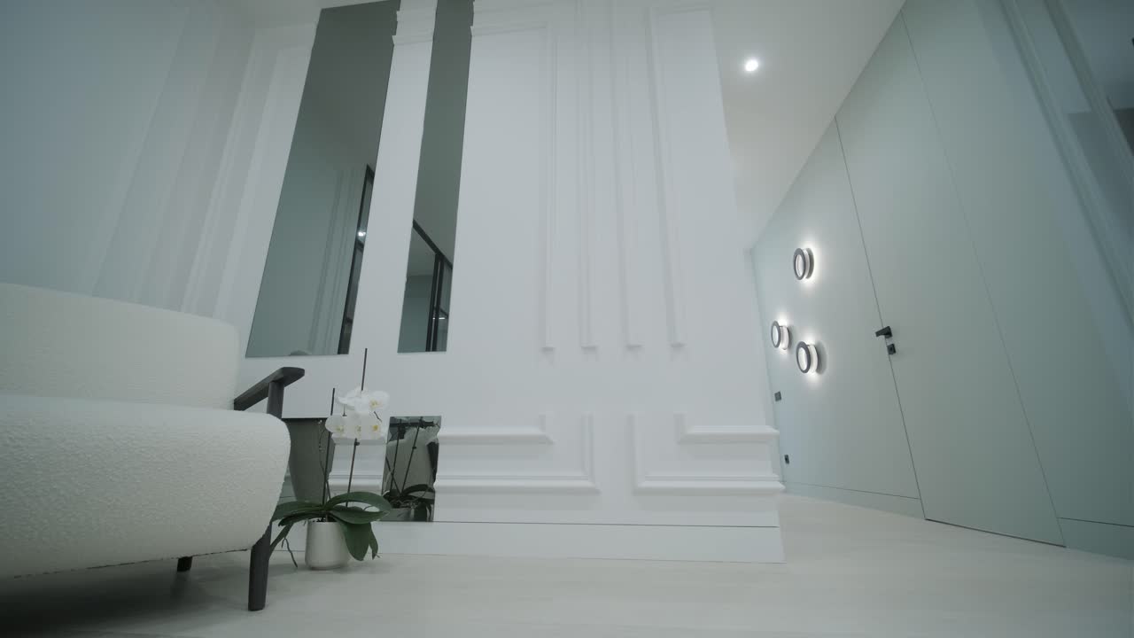 luxuosa sala de estar blanca con una decoración elegante