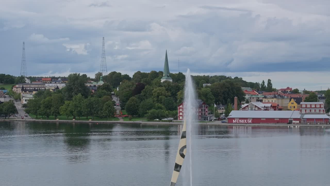 fuente de agua en la costa ciudad de motala, casa sueca roja, telefoto de avión no tripulado