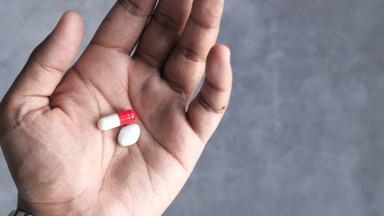 cápsulas de medicamentos en la mano