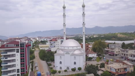 vista aérea de una mezquita en una ciudad costera