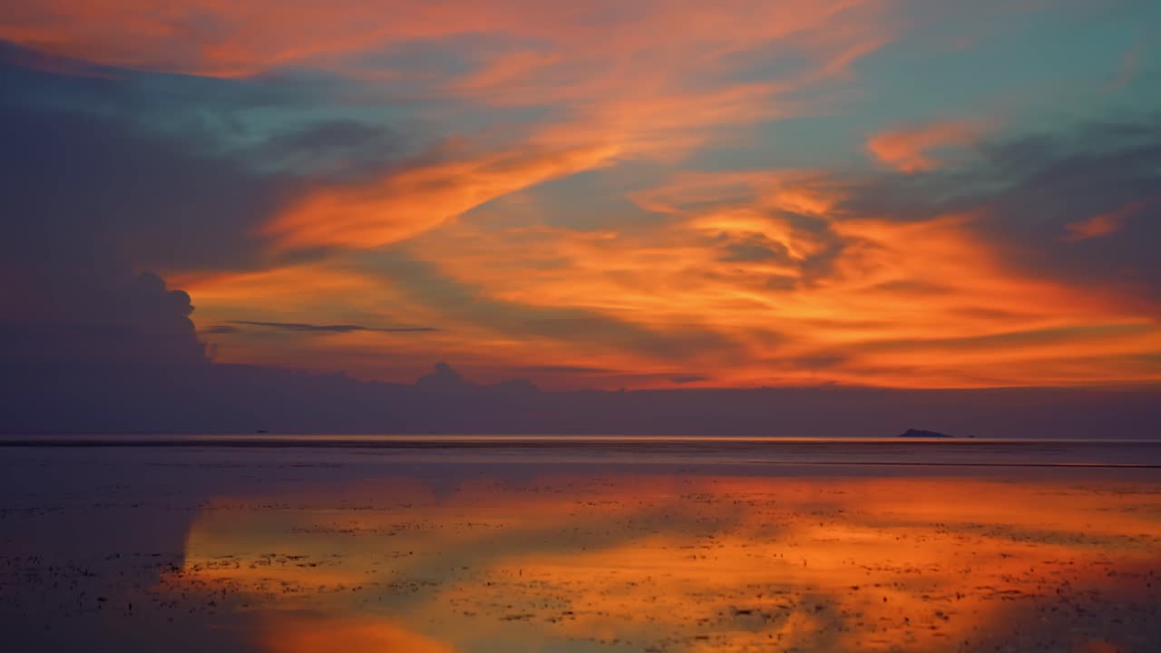 reflexión del atardecer en el agua tranquila