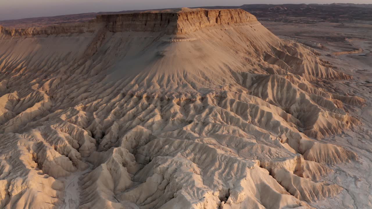 воздушный вид на драматический пустынный пейзаж