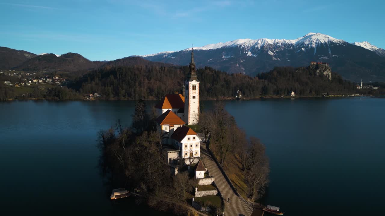 Splendida vista aerea del Lago di Bled, Slovenia - Ripresa drone con carrellata in avanti