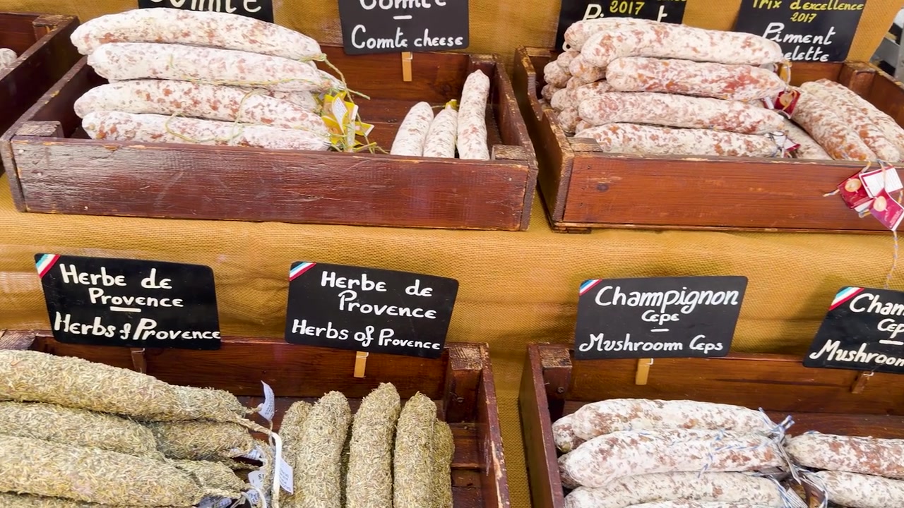 Assortimento di saucisson tradizionale francese e salumi in un mercato.
