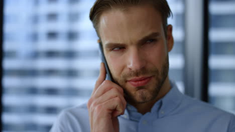 Hombre-De-Negocios-Sonriente-Hablando-Por-Teléfono-Inteligente.-Ejecutivo-Masculino-Con-Llamada-Telefónica