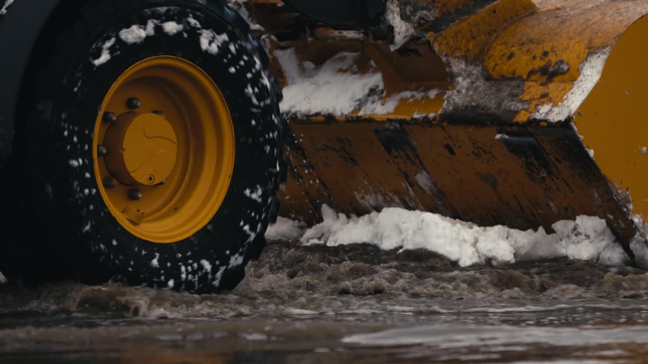 limpiador de nieve en acción limpiando las carreteras de invierno