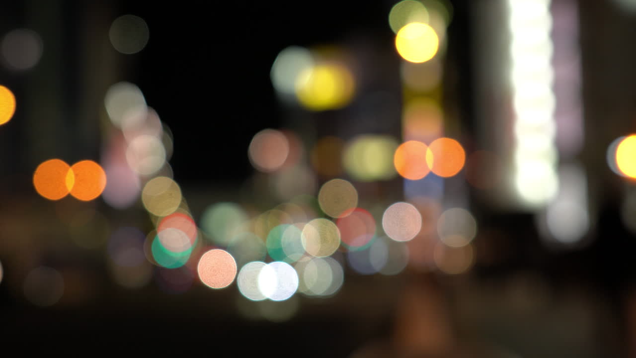 밤의 보케 도시 거리 흐릿한 따뜻한 빛의 배경