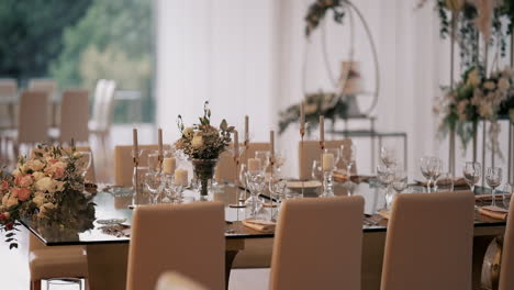 Elegante-Comedor-Con-Decoración-Floral