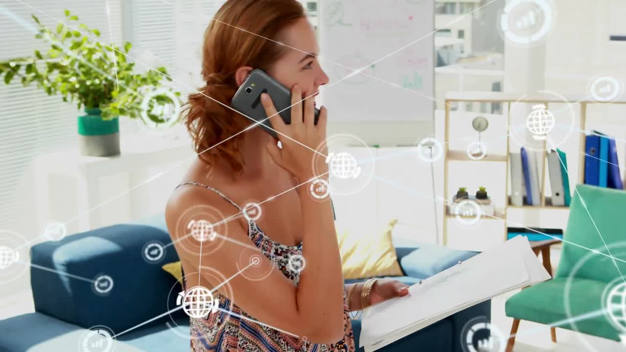 스마트폰을 사용하는 백인 사업가 여성에 대한 아이콘과의 연결 네트워크의 애니메이션