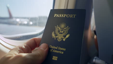 pasaporte estadounidense en avión