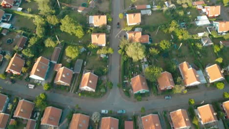 revelación aérea de arriba hacia abajo de casas unifamiliares &quot;svenskehus&quot; en bornholm durante el verano