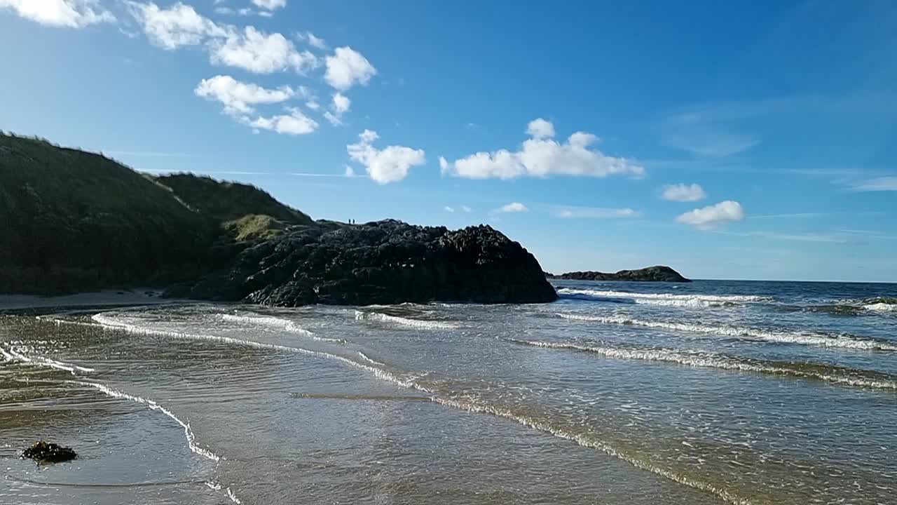 편안한 느린 움직임  ⁇ 은 파도가 평화로운 낙원 녹색 섬 해안선을  ⁇ 고