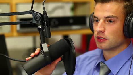 estudiante guapo leyendo las noticias en la radio en el estudio