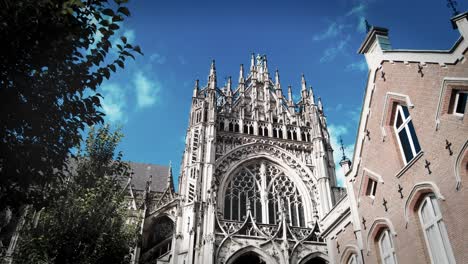 dolly hacia la fachada de la torre de la catedral gótica en el centro de hertogenbosch braband