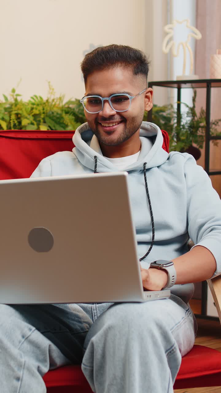 asombrado hombre indio usa computadora portátil recibe buenas noticias mensaje conmocionado por la victoria celebrar la victoria