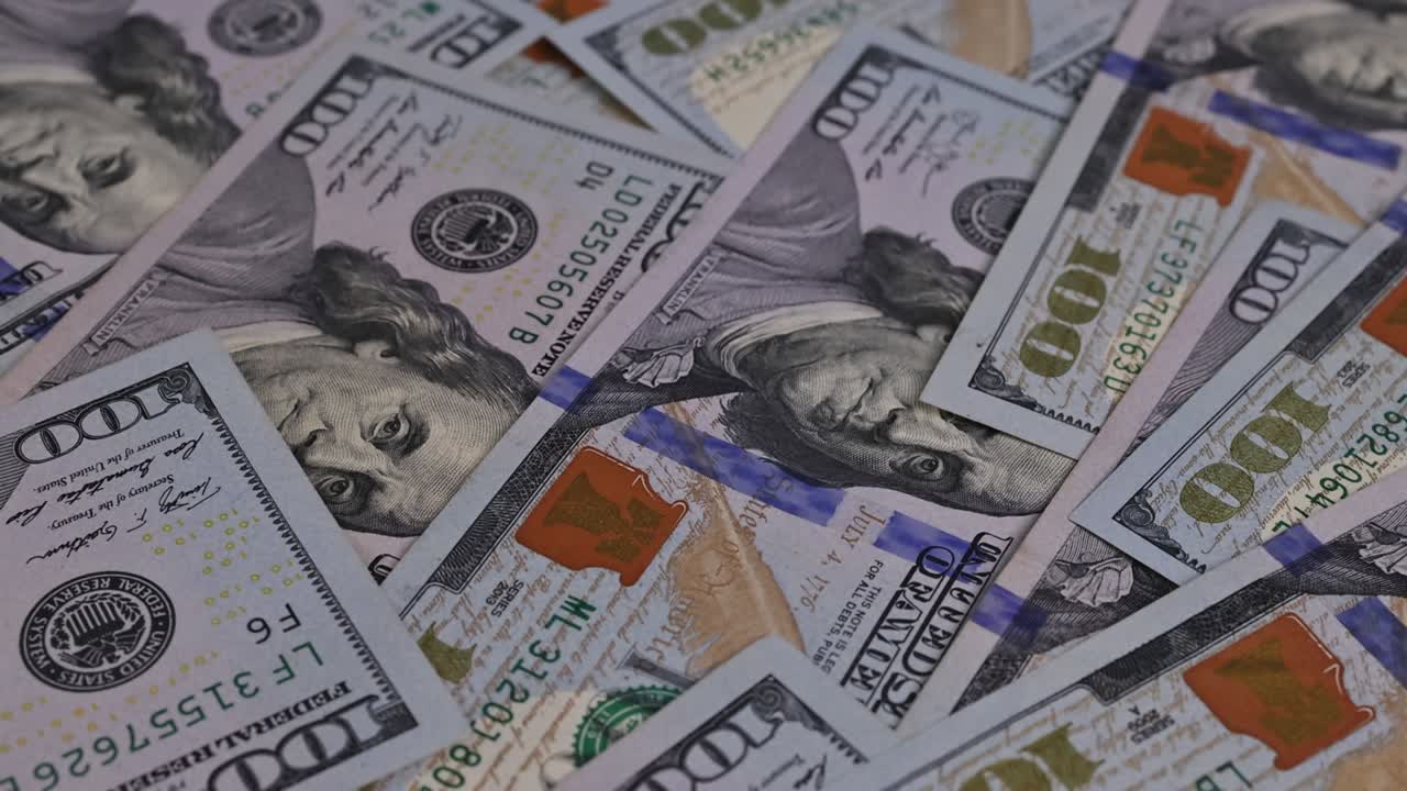 화폐를 가진 미국 돈 100 미국 달러 지폐 테이블에 클로즈업