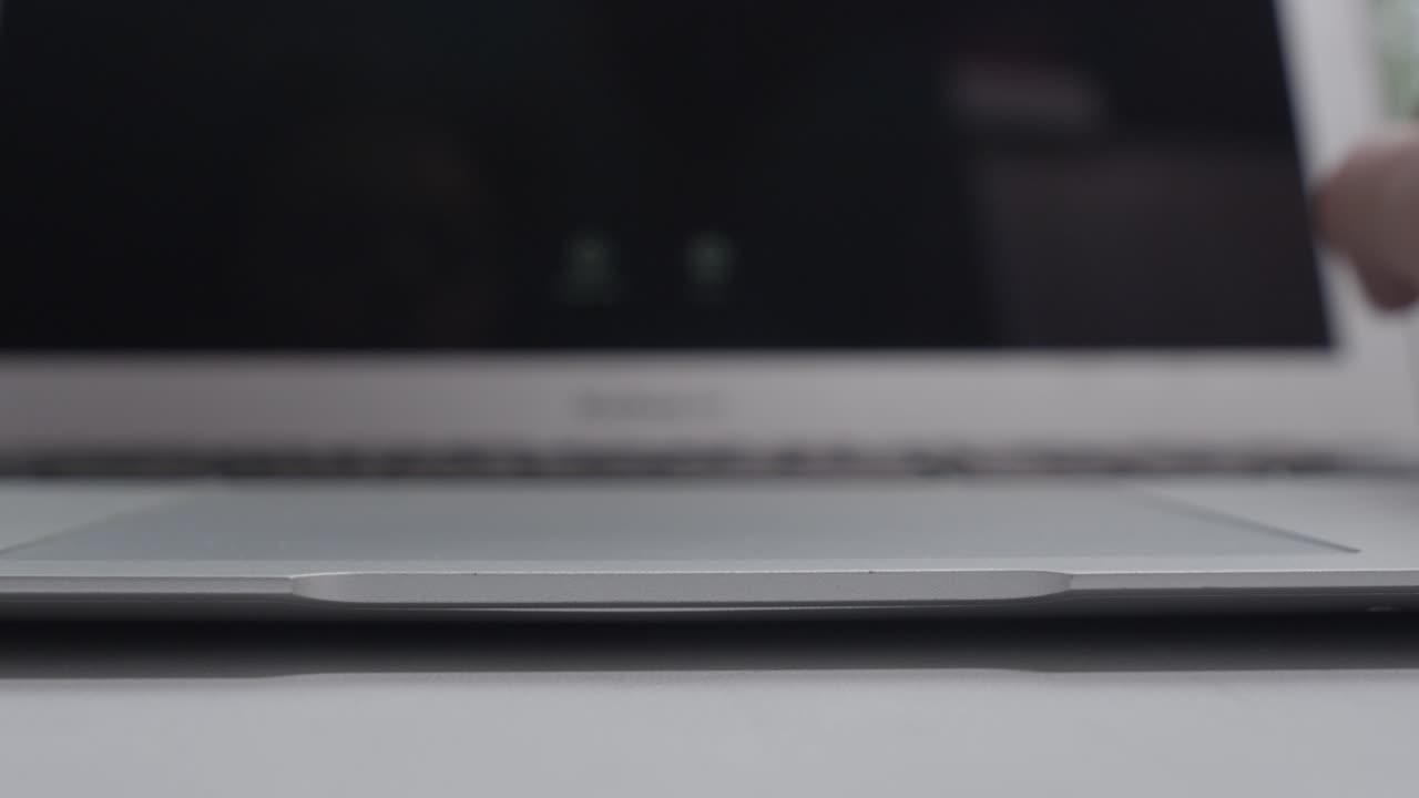 노트북에 입력하는 사람