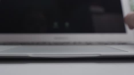 persona escribiendo en una computadora portátil