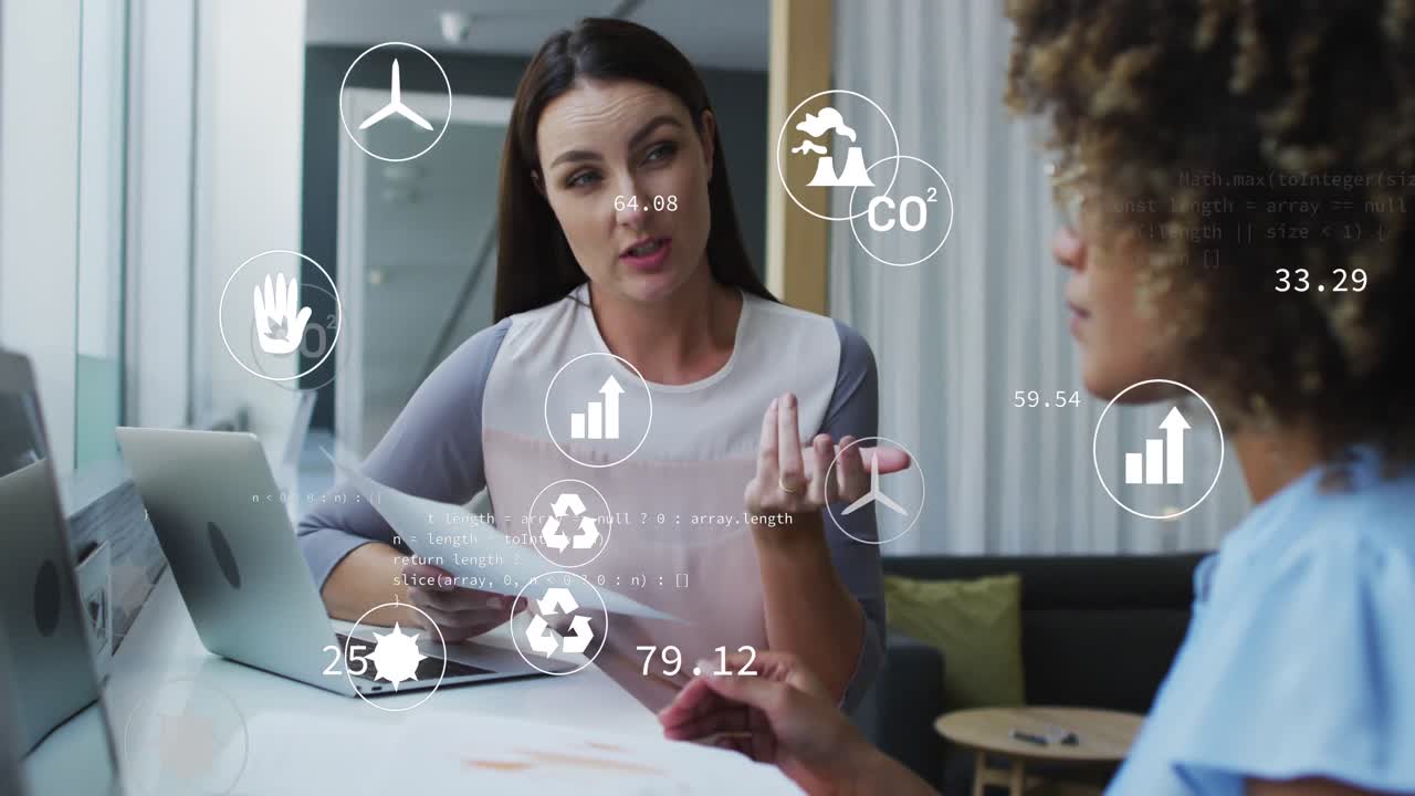 animación de múltiples iconos digitales contra dos mujeres diferentes discutiendo sobre un documento en la oficina