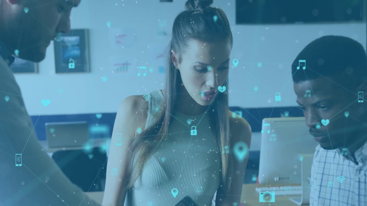 animación de la red de conexiones con iconos sobre diversas personas de negocios que se reúnen en la oficina