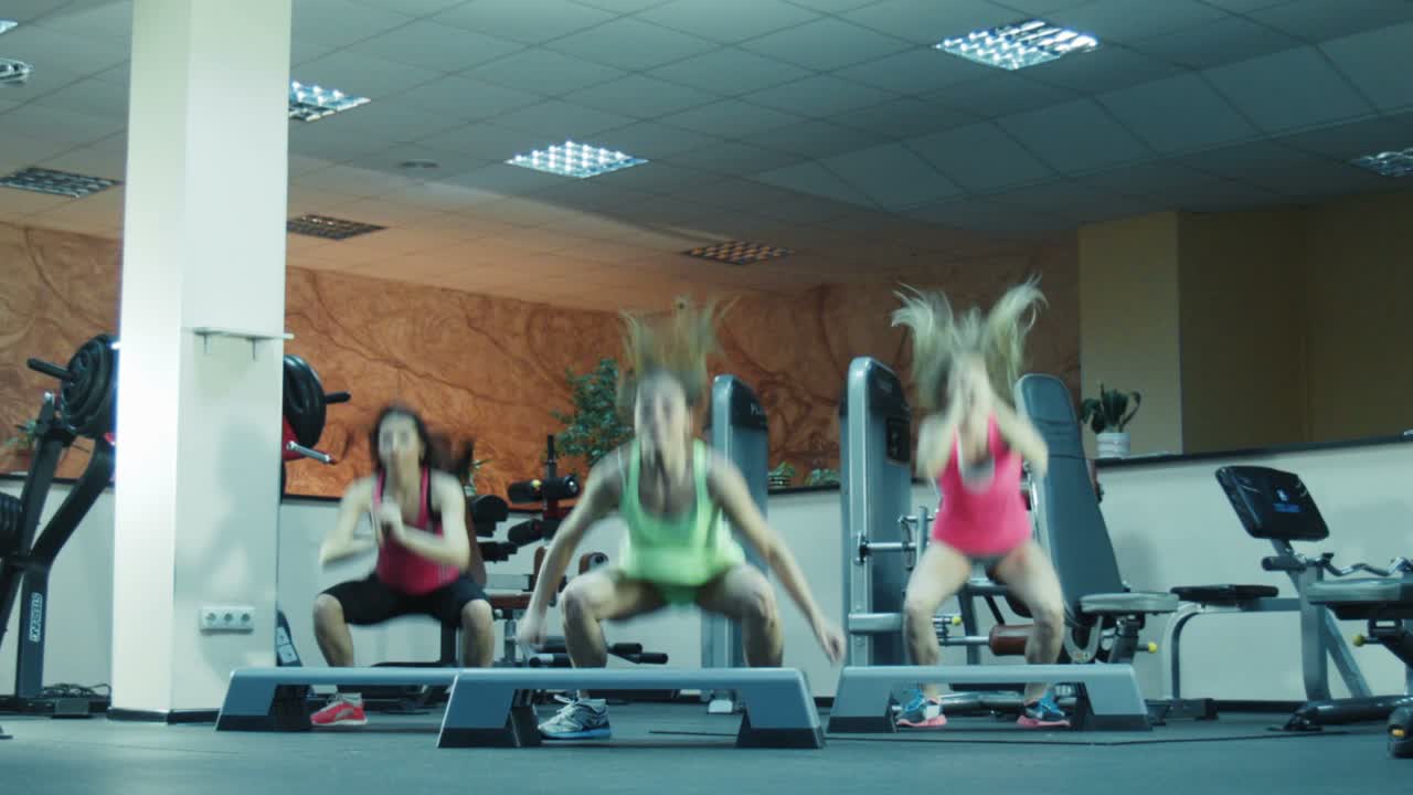 체육관 에서 운동 하는 여자 들