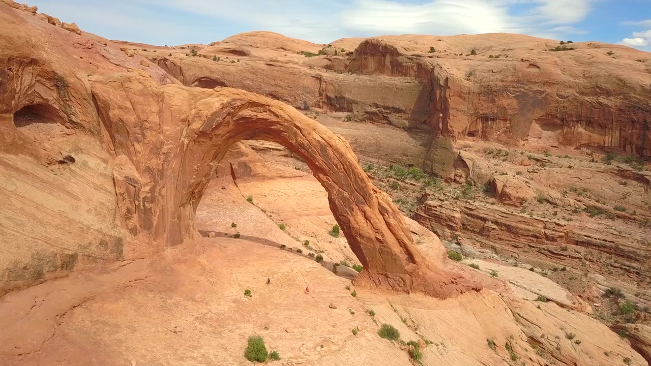 Vista aerea epica dell'Arco Corona nello Utah, movimento orbitante del drone.
