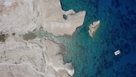 Luftaufnahme:-Wunderschöne-Statische-Draufsicht-Des-Strandes-Von-Sarakiniko-Auf-Der-Insel-Milos,-Kykladen,-Griechenland-Mit-Smaragdgrünem,-Kristallklarem-Wasser-Während-Der-Mittagszeit