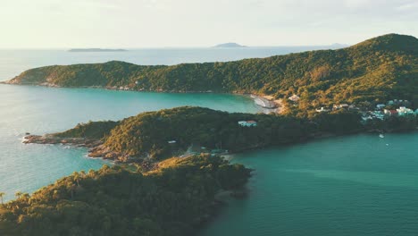 Erstaunliche-Paradiesische-Regenwaldberge-Strandküste-Mit-Türkisfarbenem-Wasser-Bei-Sonnenaufgang-Aus-Der-Luft