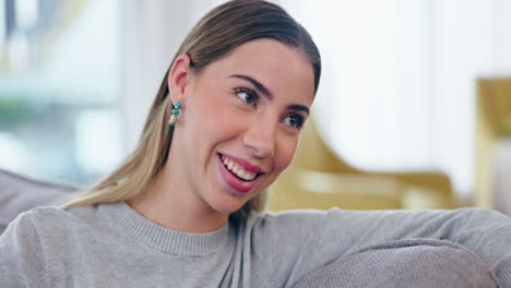 feliz, mujer y hablando en el sofá en casa