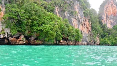 acantilados exuberantes y aguas turquesas cerca de krabi, tailandia