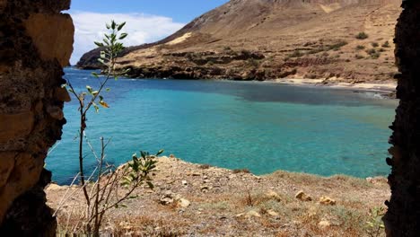 Wunderschöne-Enthüllungsszene-Eines-Versteckten-Paradiesstrandes-Auf-Der-Goldenen-Insel-Porto-Santo