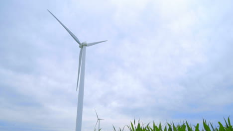 Windkraftgenerator-Gegen-Bewölkten-Himmel.-Windkraftanlage-Gegen-Den-Himmel