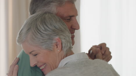 feliz pareja madura bailando en casa disfrutando de un baile romántico juntos celebrando el hito de la relación teniendo una jubilación pacífica 4k