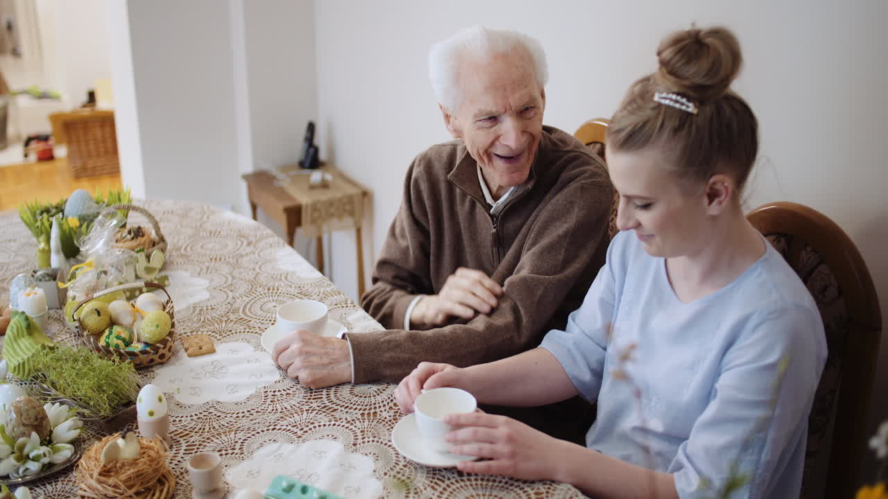 Buona Pasqua. Nonno e nipote durante la colazione di Pasqua